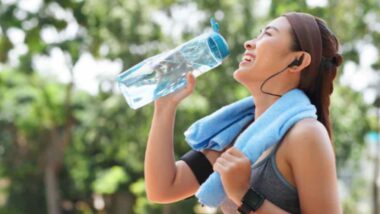 el agua para hidratar y mantener la salud