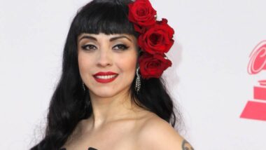 Mon Laferte vive al máximo su maternidad y presenta a su bebé.