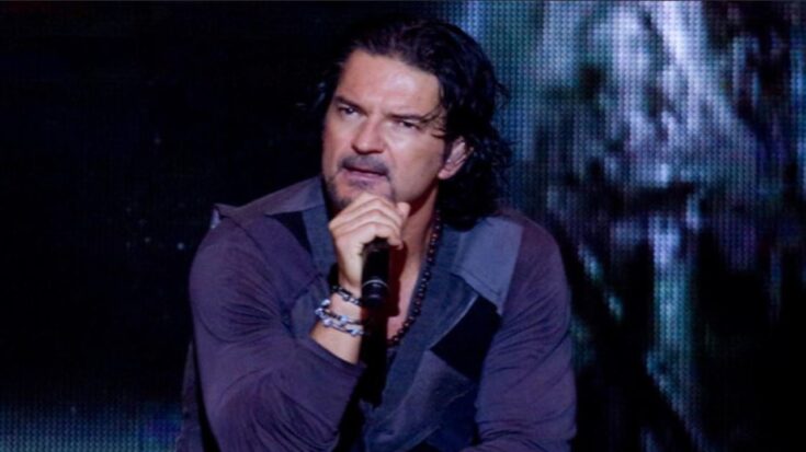 Mujer se quita las prendas durante concierto de Arjona.