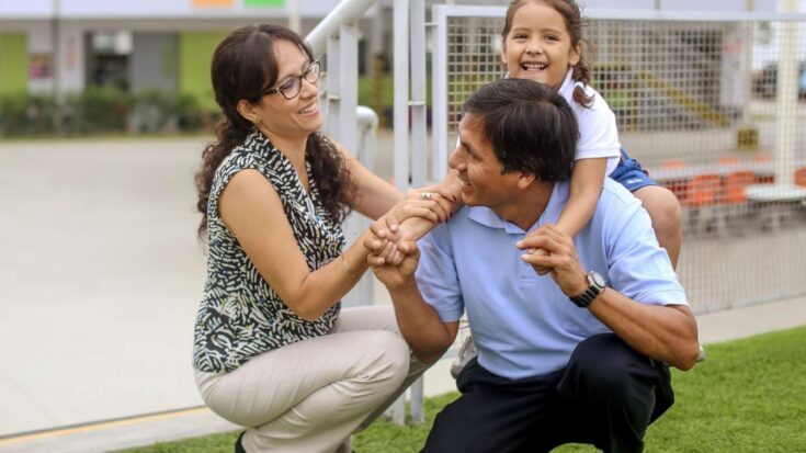 Hombre y su familia