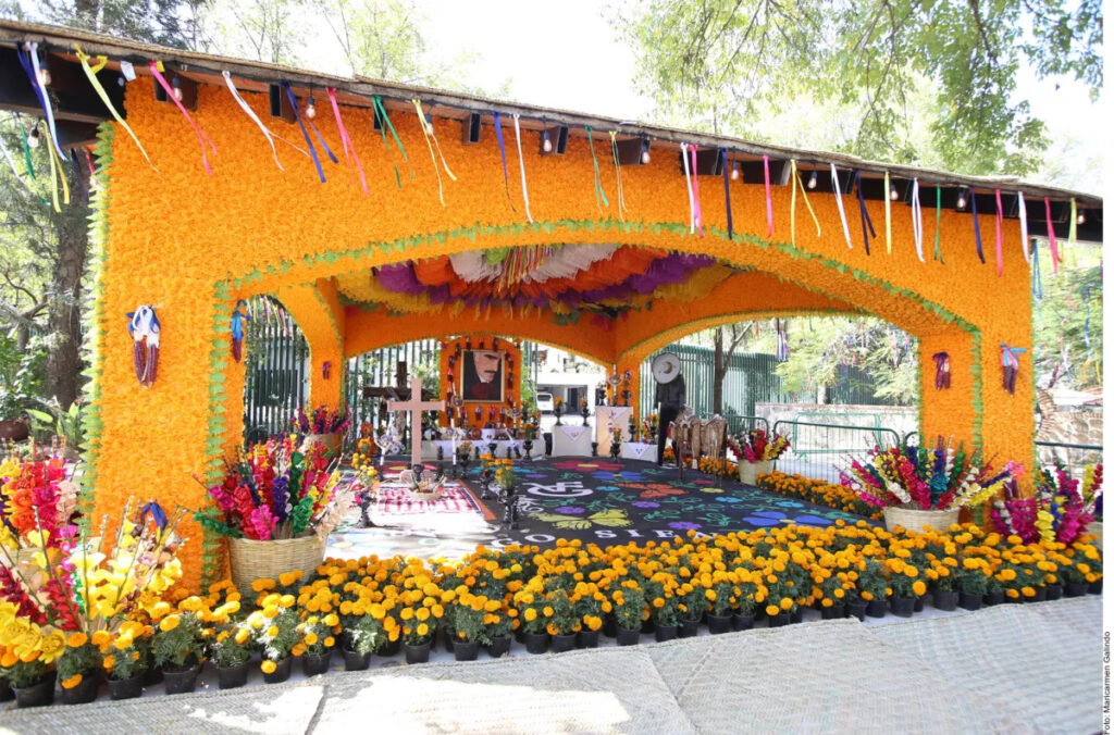La tumba de Vicente Fernández por el día de los muertos