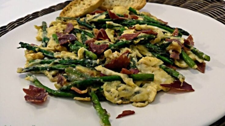 Huevos revueltos con espárragos y tiras de jamón