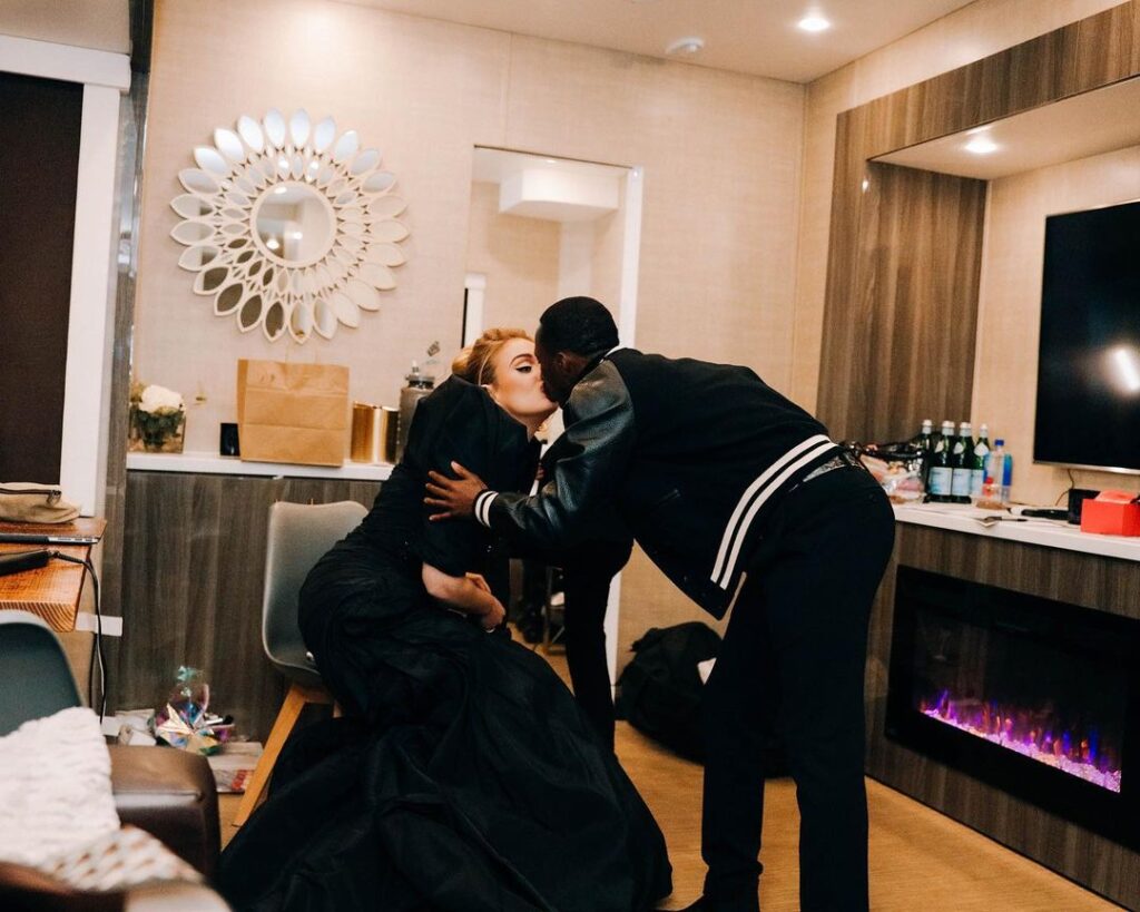 Adele besa a su esposo Rich Paul. Tvolima.pe