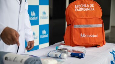 Mochila de emergencia en caso de terremoto.